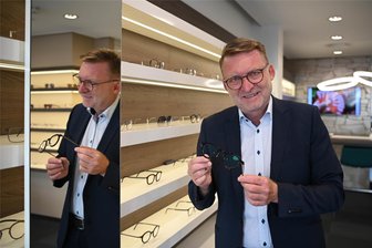 Optiker aus Penig trotzt Konkurrenz aus Großstädten: Das ist sein Erfolgsgeheimnis - Augenoptikermeister und Optometrist Jens-Uwe Halir setzt in seinem Geschäft in Penig auf ein modernes Ambiente und auf nachhaltige Brillengestelle aus Bohnen, Horn, Holz und Stein. Sein Einzugsgebiet erstreckt sich weit über Penig.
