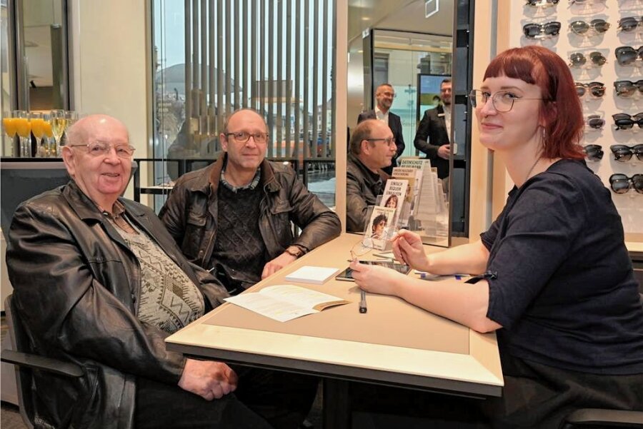 Optiker Fielmann in Aue nach Umbau wieder geöffnet - Lothar Groß aus Zschorlau (li.) und Tobias Groß im Beratungsgespräch mit Augenoptikerin Mandy Kieshauer. 
