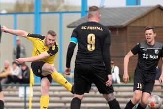 Optimistisch an nächste Aufgaben - Der Freiberger Spielertrainer Rico Thomas (l.) erzielte gegen Freital seine Saisontore vier und fünf. Gegen Possendorf will der 32-Jährige sein Konto weiter aufstocken. 