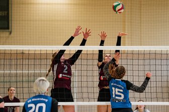 Optimistisch trotz Fehlstart: Interimscoach Pilawa sieht viel Potenzial bei Brander Volleyballerinnen - Vergebens gestreckt: Für die Brander Damen um Lisa Grimmer (l.) und Jenny Dienel gab es zum Auftakt nichts zu holen.