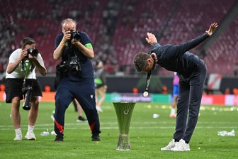 Option Bundesliga? Glasner und die Frage nach der Zukunft - Oliver Glasner verneigt sich vor den Fans von Crystal Palace.