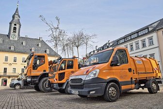 Orange Parade: Annaberg-Buchholz rüstet sich für den Winter - Zahlreiche Fahrzeuge des städtischen Betriebshofes auf dem Annaberger Marktplatz haben gestern neugierige Blicke von Passanten auf sich gezogen. Grund für die ungewöhnliche Parade: die alljährliche Beratung zur Vorbereitung der Wintersaison.