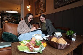 Orangensaft, Rühreier und Brötchen: Die fünf ultimativen Frühstückstipps für Zwickau - Im Café Alberts verbringen die Freundinnen Lisa-Marie Tschimmel (links) und Susann Hennig gerne gemeinsam Zeit. Am liebsten essen sie dort ihr Frühstück am Fensterplatz.