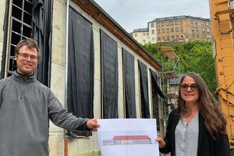 Orangerie im Greizer Park blüht bis 2025 auf - Der Greizer Parkverwalter Michael Schmidt und Petra Hinreiner, Baureferentin der Stiftung Thüringer Schlösser und Gärten, vor dem fertiggestellten Rohbauabschnitt der Orangerie.
