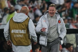 Oranje-Team mit "kleinem Kater" in die USA - Oranje-Coach Ronald Koeman (r) konnte mit dem 0:1 gegen Algerien nicht zufrieden sein.