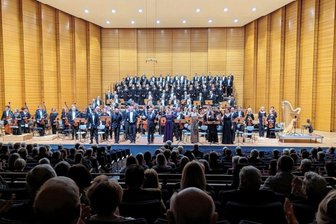Oratorium entführt ins Paradies - Großes Gefühlskino boten Schumann-Philharmonie, der MDR-Rundfunkchor und sieben Solisten.