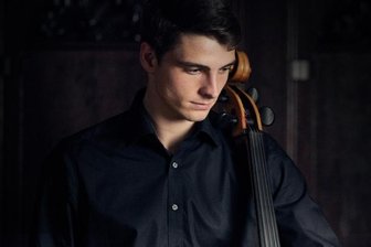 Orchester darf endlich spielen - Als Solist von Camille Saint-Saëns Violoncellokonzert Nr. 1 a-Moll op. 33 stellt sich der junge Cellist Friedrich Thiele vor.