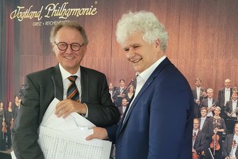 Orchester holt den „Bergdoktor“ im Vogtland und in Zwickau auf die Bühne - Dirigent Stefan Fraas (links) und der Intendant der Vogtland Philharmonie Ulrich Wenzel mit zwei Kilogramm neu arrangierter Noten.