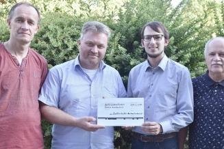 Orchester übergibt Spende - Enrico Weller, Sven Delitsch von der Diakonie Auerbach, Florian Stark und Jochen Krebs (v. l.) bei der symbolischen Spendenübergabe.