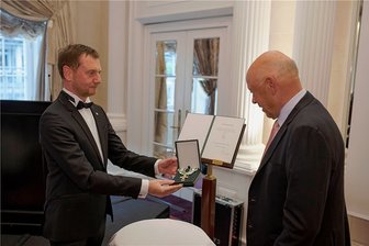 Orden für Molkereimogul Müller sorgt für Ärger in Sachsens Koalition - Ministerpräsident Michael Kretschmer (CDU) bei der Verleihung des Verdienstordens am 31. August an Theo Müller.