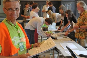 Ordner hoffen auch auf nette Gespräche - Wolfgang Reimert wurde am Dienstag als Helfer beim Sachsentag eingekleidet.