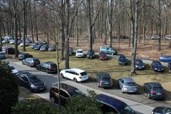 Ordnungsamt straft Falschparker vom Küchwald ab - Wildes Parken am Küchwaldring, selbst die Waldwege waren zugestellt. Dieses Bild zeigte sich am Wochenende den Anwohnern.
