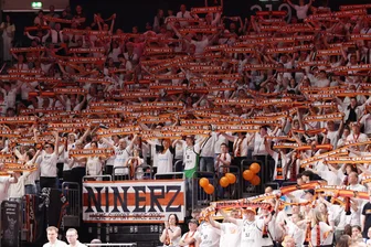 Organisator des Sonderzuges der Niners Chemnitz: „Ich bin unglaublich stolz auf unsere Fankultur“ - Was für ein Bild: Etwa 2000 Fans der Niners Chemnitz haben sich am Sonntag auf den Weg nach Berlin gemacht, um ihr Team beim Spiel bei Alba zu unterstützen Mittendrin auch Frank Kühn (direkt hinter dem zweiten N des „Ninerz“-Banners) von der „Chemnitz Crew“.
