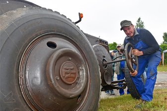 Organisator des Traktorentreffens in Freiberg-Zug fürs Durchhalten belohnt: Viele Fans im Volksgut - Mit Lanz Bulldog 1936 ist Roland Melzer aus Falkenau-Hetzdorf dabei, per Lenkrad wird die Maschine angekurbelt.
