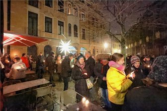 Organisatoren der Anti-Höcke-Demo: "Wenn es drauf ankommt, wissen die Zwickauer was zu tun ist" - Etwa 1000 Zwickauer protestierten am Freitagabend gegen den Auftritt von Björn Höcke im Domhof.