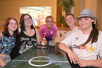 Organisatoren hoffen bei Public Viewing im Erzgebirge auf viele Besucher - Verfolgten in Oelsnitz Spanien – Frankreich: (v. l.) Gisele Gravenhorst, Lalena Raffler, Thomas Lein, Dominik Flade und Jara Kokott.