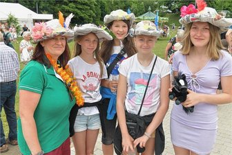 Organisatoren überwältigt: Erstes Hutstadtfest in Mulda übertrifft Erwartungen - Junge Mode in Mulda: Romina, Lisa, Sophie und Lina (von rechts) aus Mulda und Helbigsdorf hatten sich aus „Freie-Presse“-Ausgaben Hüte gebastelt. Bianca Beier von der Kinderarche leitete das Basteln an.