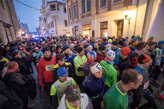 Organisatorinnen des 30. Adventslaufes: „Es ist die harte Arbeit wert gewesen“ - Volles Haus zum Jubiläum: Kurz vor dem Hauptlaufstart tummelten sich weit über 200 Läufer und Läuferinnen am Obermarkt Insgesamt waren 910 Aktive in den sechs Wettbewerben auf die Strecke gegangen.