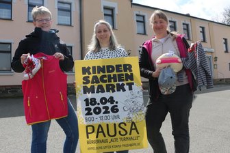 Organisatorinnen des Pausaer Kindersachenmarktes kämpfen mit bürokratischen Hürden - Melanie Pömpner, Franziska Straubel und Andrea Jahn (von links) engagieren sich für den Kindersachenmarkt in Pausa.