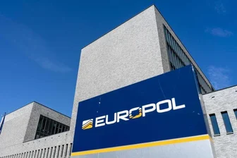            Laut Europol hatten Ermittler über 18 Monate lang Telefongespräche und andere Kommunikation der Banden abgehört.