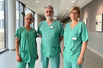 Organspende: Wie sich das Transplantationsteam des HBK Zwickau für ein sensibles Thema engagiert - Die Ärzte aus dem Transplantationsteam des Heinrich-Braun-Klinikums Zwickau: Katharina Müller, Michael Rudolf und Mandy Olbrecht (von links). Das Team, zu dem auch pflegerische Beauftragte und weitere Mitarbeiter gehören, wurde für seine kontinuierliche Arbeit von der Deutschen Stiftung Organtransplantation ausgezeichnet.