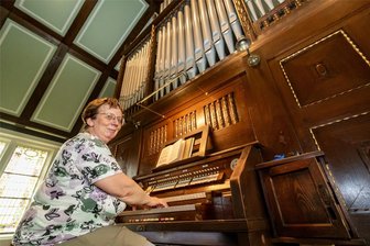 Orgel in Klaffenbacher Kreuzkirche erklingt nach sechsmonatiger Restauration in alter Schönheit - Katharina Bergert ist seit 1981 ehrenamtliche Kantorin in Klaffenbach und spielt die Orgel auch zum Festgottesdienst anlässlich der Wiedereinweihung.