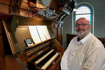 Orgel in Waldkirchen ausgefallen: Folge des Klimawandels? - Jörg Einert an der Orgel in Waldkirchen.