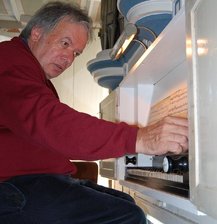 Orgel mit ursprünglichem Klang - Francois Seydoux, Domorganist aus Fribourg (Schweiz), inspizierte kürzlich die Orgel der Kirche in Wohlbach.  