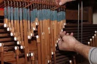 Orgelbauer drücken aufs Tempo - Zu den Arbeiten gehört die Regulierung der sogenannten Pedalkoppel.