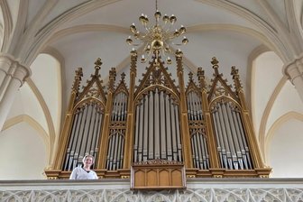 Orgelfreunde wandern von Deutschneudorf nach Neuhausen - In Neuhausen kann eine Oehme-Orgel, hier mit Pfarramtsangestellter Judith Braun, besichtigt werden.