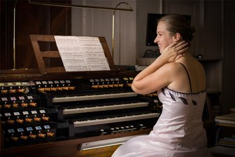 Orgelmusik, Brot und Limonade: Musikalische und kulinarische Tipps für die Woche in Mittelsachsen - Die Prager Organistin Linda Sitkova spielt bei den Abendmusiken im Dom zu Freiberg.