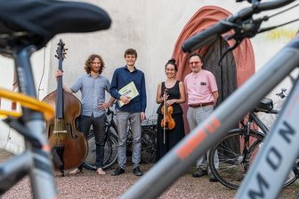 Orgeltag lockt Besucher in vier Kirchen - Die Musiker des Orgeltags "Pipe & Bike" an der Kirche in Königsfeld (v.r.): Kantor Jens Petzl, Geigerin Izabela Kaldunska, Musikstudent Hannes von Bargen und Kontrabassist Jakob Petzl.