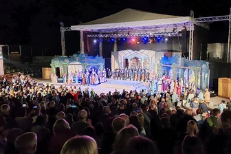 Orient-Zauber am Schwanenteich: „Der Medicus“ feiert umjubelte Premiere auf der Zwickauer Freilichtbühne - 