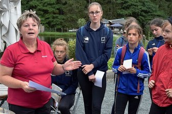 Orientierungslauf nach 30 Jahren zurück im oberen Vogtland - Organisatorin Kathrin Hager (links) bei der Einweisung. 