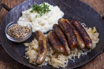 Original Nürnberger und Thüringer Rostbratwurst: Fleisch-Riese aus China schluckt deutschen Traditionsbetrieb - Der Begriff „Nürnberger Rostbratwurst“ ist durch die EU geschützt. Das heißt, nur Würste aus der Region Nürnberg dürfen so genannt werden. Traditionell werden sie aus Schweinefleisch und Majoran als Hauptgewürz hergestellt.