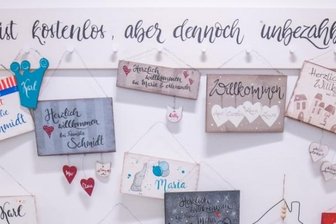 Originell, kreativ und handgemacht - Holzplatten und Kisten, Draht, Farbe und tolle Ideen sind die Grundlage dieses individuellen "Schilderwalds".