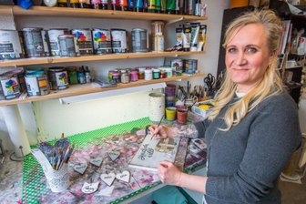 Originell, kreativ und handgemacht - Die Handschrift von Ivonne Hempel ist das Markenzeichen ihrer Firma. Sie schüttelt all die Buchstaben ohne Schablonen aus dem Handgelenk.
