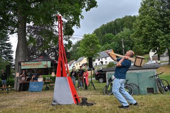Origineller Wettbewerb zum Hammerfest am Eisenhammer: Welcher Dorfchemnitzer schlägt am härtesten zu? - In Dorfchemnitz ist der Hammermeister zum 50. Fest gekürt worden. Falk Erler in Aktion.