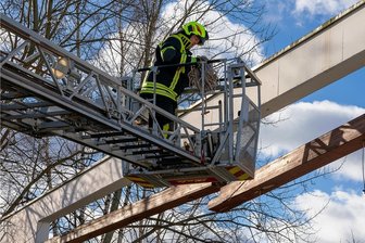 Orkantief: Rund um Stollberg fallen Bäume auf Straßen, Häuser und Gleise - In Lugau sicherte die Feuerwehr einen gebrochenen Holzbalken am Paletti-Park und brachte ihn auf den Boden.