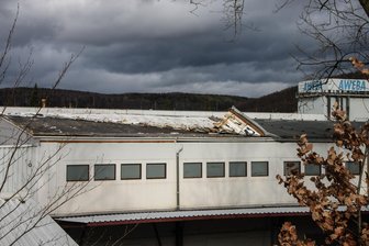 Orkantief "Sabine" zieht über Sachsen - Sturmschäden auch im Erzgebirge - An der Damaschkestraße wurde Teile des Daches einer Halle der Aweba abgedeckt.