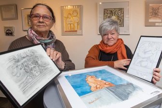 Ornamente im Plauener Stadtbild - Susanne Söllner-Burr (links), die den Malzirkel des Kunstvereins Plauen leitet, und Mitglied Hannelore Kneisel.
