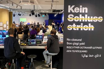 „Ort des Lernens, der Heilung und Gerechtigkeit“: Das erwartet Besucher im Chemnitzer NSU-Dokumentationszentrum - Die Eröffnungsfeier des NSU-Dokumentationszentrums mit Angehörigen der Opfer und geladenen Gästen am Sonntag in Chemnitz. Ab Mittwoch ist die Ausstellung für Besucher geöffnet.