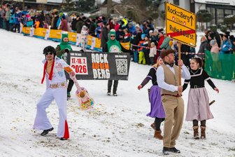 Ort im Erzgebirge außer Rand und Band: Skifasching begeistert Hunderte - Der Verein Rock auf dem Berg hatte Elvis mitgebracht.