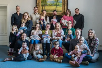 Ort im Erzgebirge begrüßt Babys: Spätester Knirps heißt Moritz - Bürgermeister Albrecht Spindler (links hinten) freut sich über den Nachwuchs in Jahnsdorf.