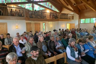 Ort im Erzgebirge erlebt ungewöhnliche Feier zum Johannistag - Der Gottesdienst fand zum ersten Mal in der Friedhofskapelle statt.