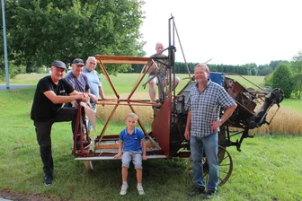 Ort im Erzgebirge feiert Erntefest mit Traktoren-Rundfahrt und historischen Erntetechniken - Hartmut Gärtner, Kai Haase und Rüdiger Partzsch, Edwin-Arthur Schaarschmidt, Gottfried Wendrock und Lothar Fritzsche (v. l.) präsentieren historische Erntetechnik.