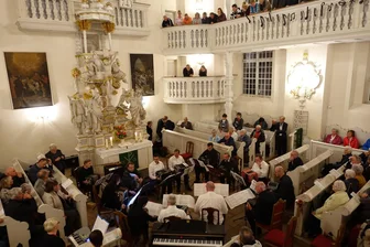 Ort im Erzgebirge freut sich auf Festival mit internationaler Beteiligung - Gut besucht sind zum Bandonionfestival in Carlsfeld die Konzerte in der Trinitatiskirche.