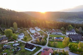 Ort im Erzgebirge wird 75 Jahre – Fest soll zahlreiche Erinnerungen wecken - Blick auf Antonshöhe heute: Viele Häuser sind verschwunden, die bestehenden saniert.
