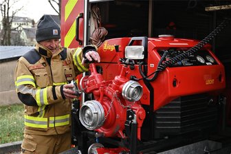 Ort im Sparmodus: Für was das Geld in Erlau 2024 reichen soll - Die Feuerwehren in Milkau und Schweikershain sollen in diesem Jahr zwei neue Tragkraftspritzen erhalten – im Bild Matthias Furgber von der Feuerwehr Milkau an einem aktuellen Gerät. Ein neues Exemplar der Pumpen kostet rund 18.000 Euro.