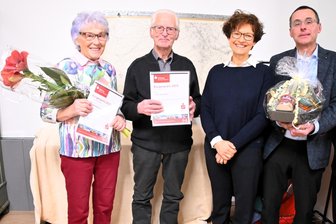 Ort im Vogtland ehrt mutige Familie nach Großbrand: „Unglaubliche Solidarität gezeigt“ - Rosemarie, Jörgen, Evelyn und Achim Buchauer erhalten den Bürgerpreis.